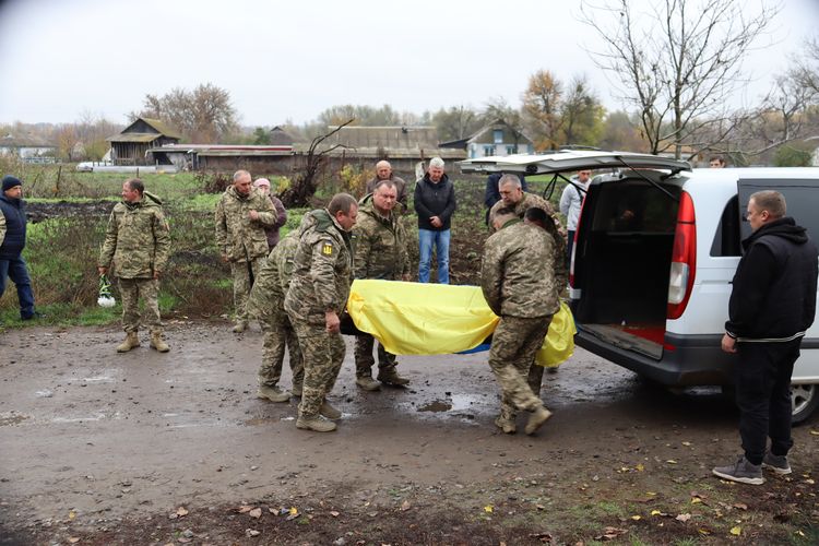 Мешканці громади схилили голови