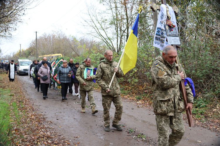 Мешканці громади схилили голови