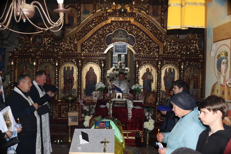 Мешканці громади схилили голови