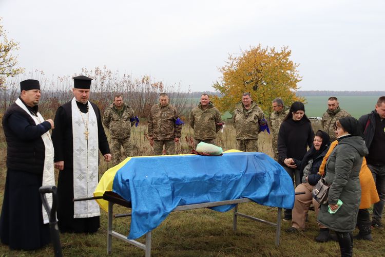 Мешканці громади схилили голови