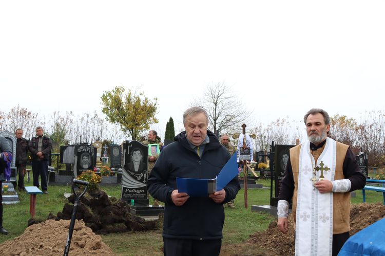 Мешканці громади схилили голови