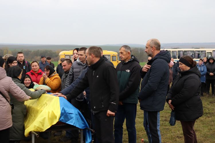 Мешканці громади схилили голови