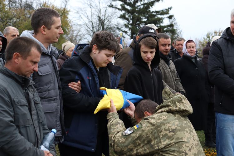 Мешканці громади схилили голови
